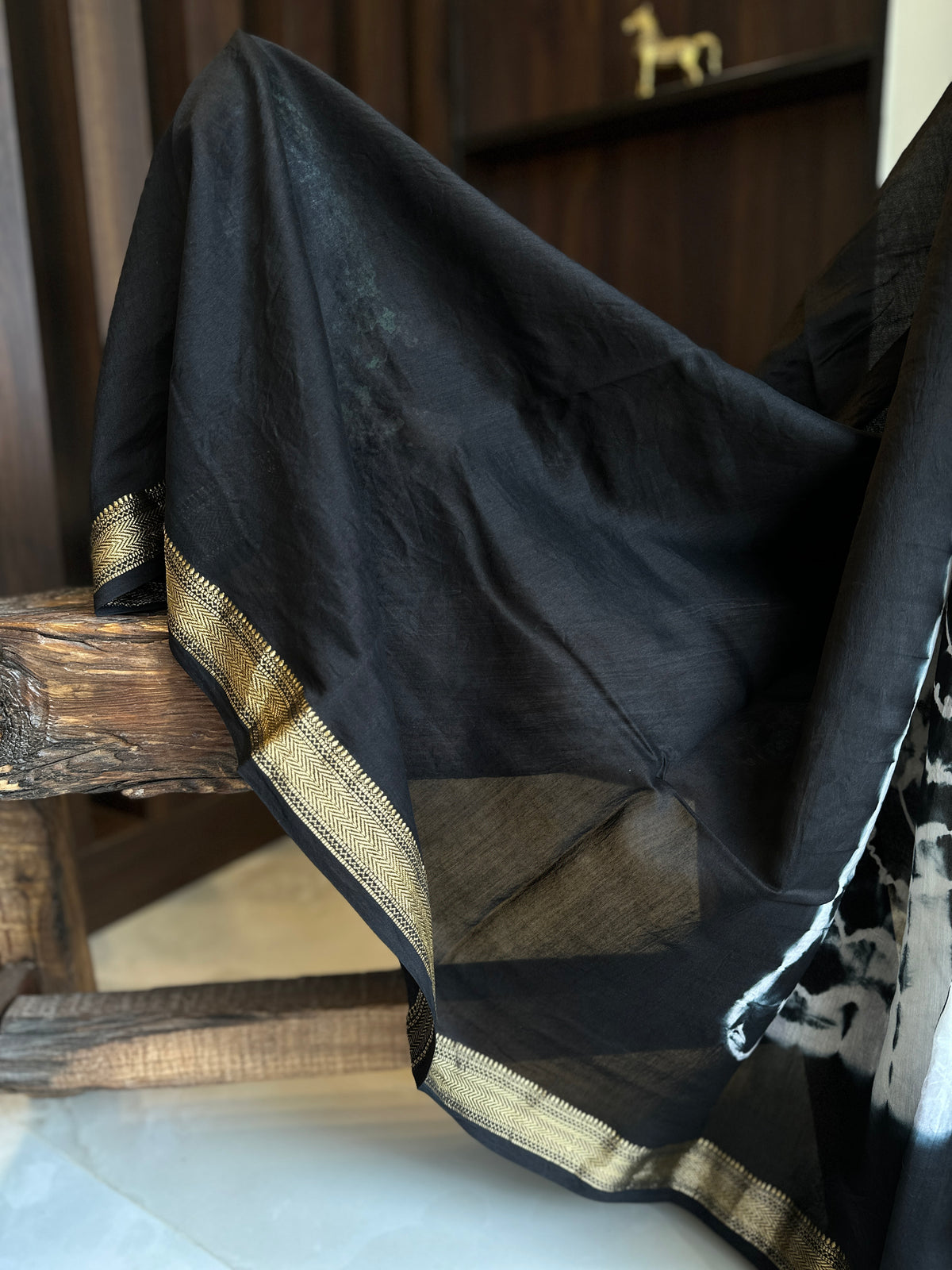 Chalk White And Black Shibbori Silk By Cotton Maheshwari Saree