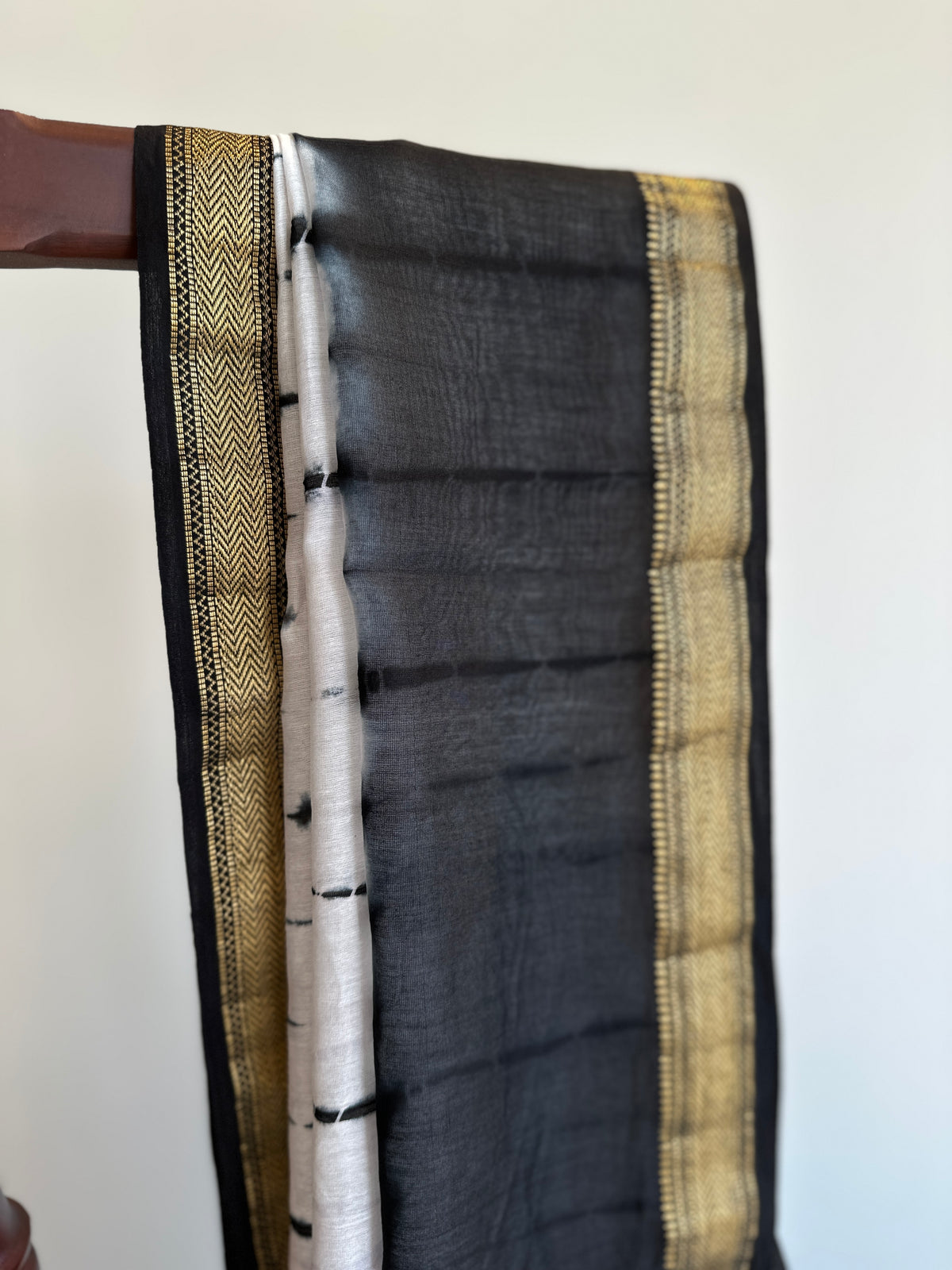 Chalk White And Black Shibbori Silk By Cotton Maheshwari Saree