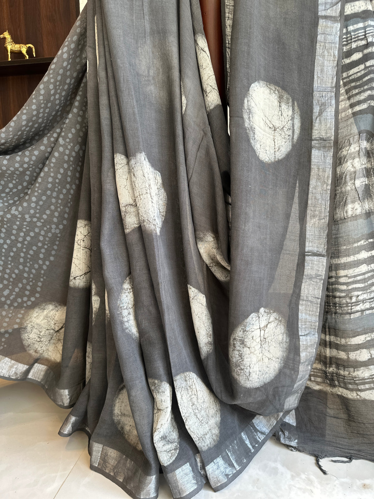 Moon wrinkles Linen saree